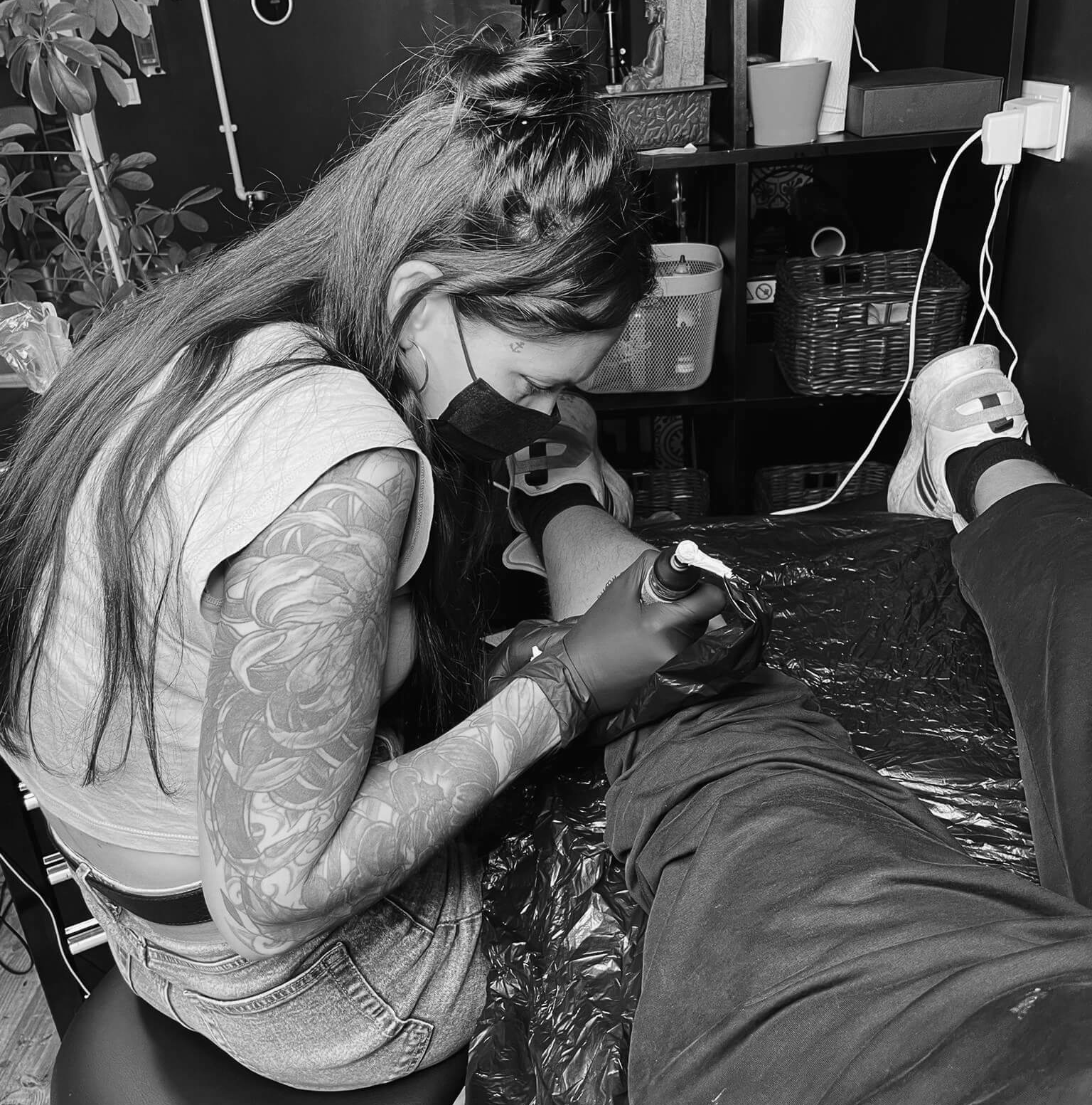Elisa Tattoowiererin Tintenstrich Studio bei der Arbeit